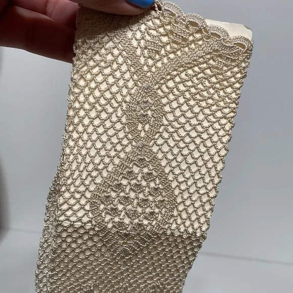 Vintage Crochet 1930’s-1940’s Gloves in Ivory - Picture 7 of 11